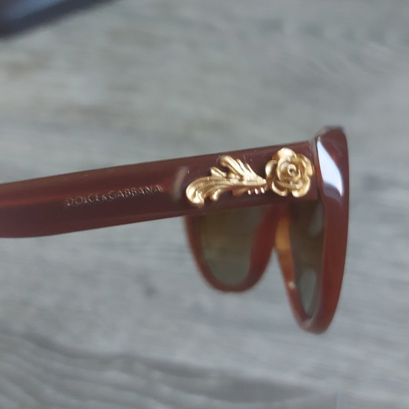Authentic Dolce & Gabbana sunglasses. Gold rose detail on arms. Burnt br… - Picture 3 of 9
